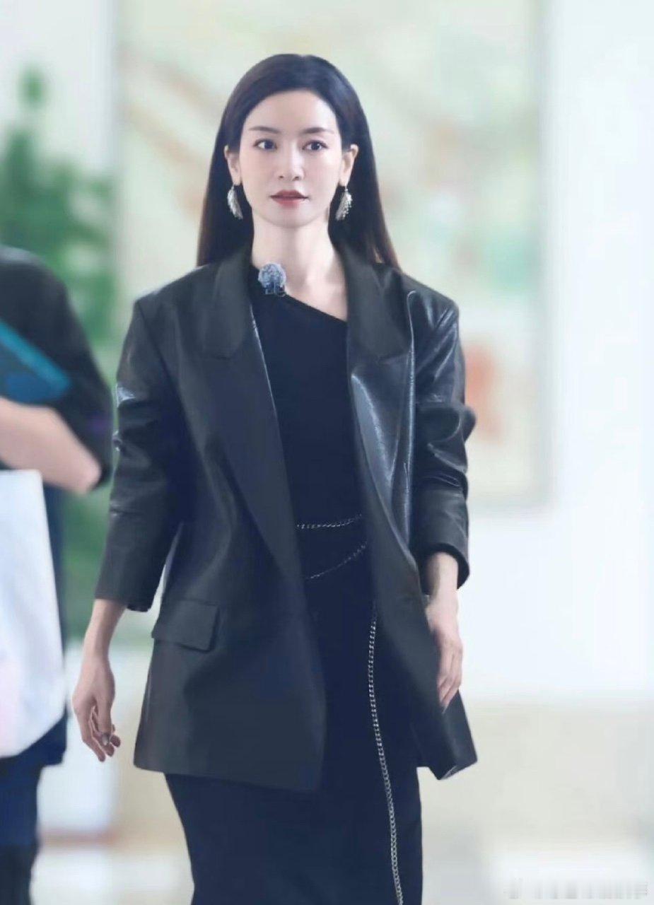 李晟 你现在好冷漠啊 谁被李晟机场这段互动萌到了？找粉丝问休息室位置，粉丝一句 