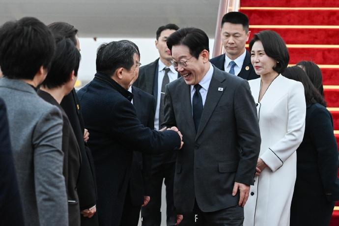 1月6日下午，李在明和夫人抵达上海！
画面中，李在明和夫人状态非常好，尤其是李在