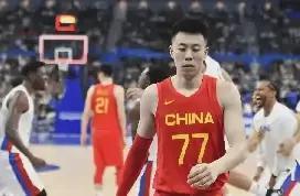 中国男篮未来主力阵容讨论中，有8名球员被提及但被认为存在出局风险。这8名球员各具