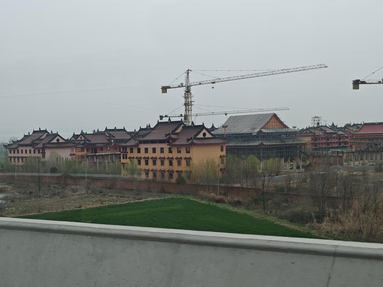 汉川垌冢回孝感，路遇建造中的宝刹，于是DeepSeek下:汉川境内知名的佛教场所