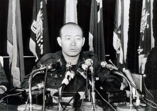 全斗焕发动军事政变，终结首尔之春