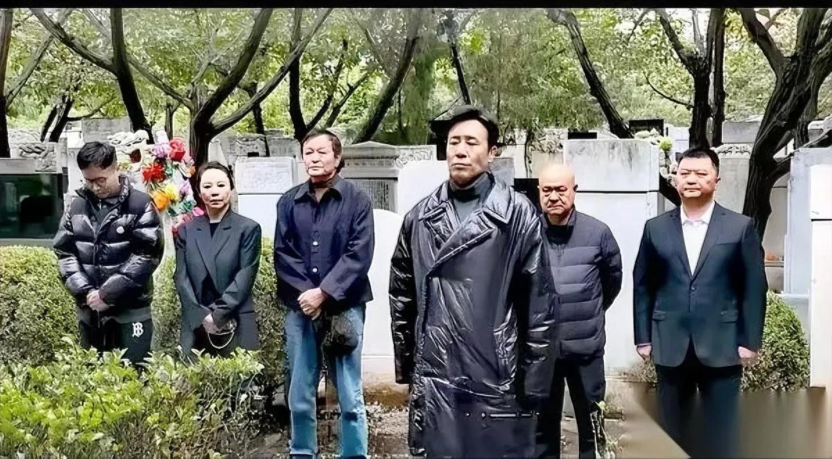 于和伟悄悄去了个地方

竟让全网疯狂搜这个人

戏拍完后别人在庆功，他却独自带着