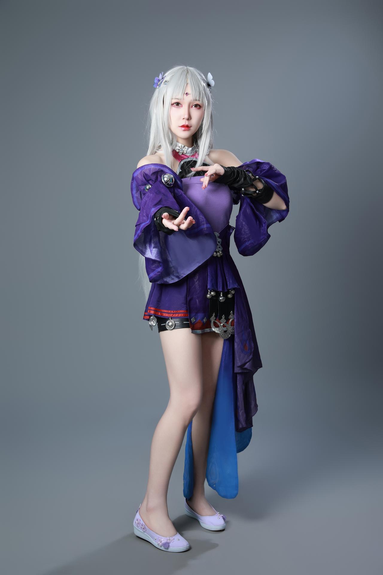 这是一组“穿越”照片，斗破四美coser穿越到荣耀X50 GT手机世界，荣耀这波