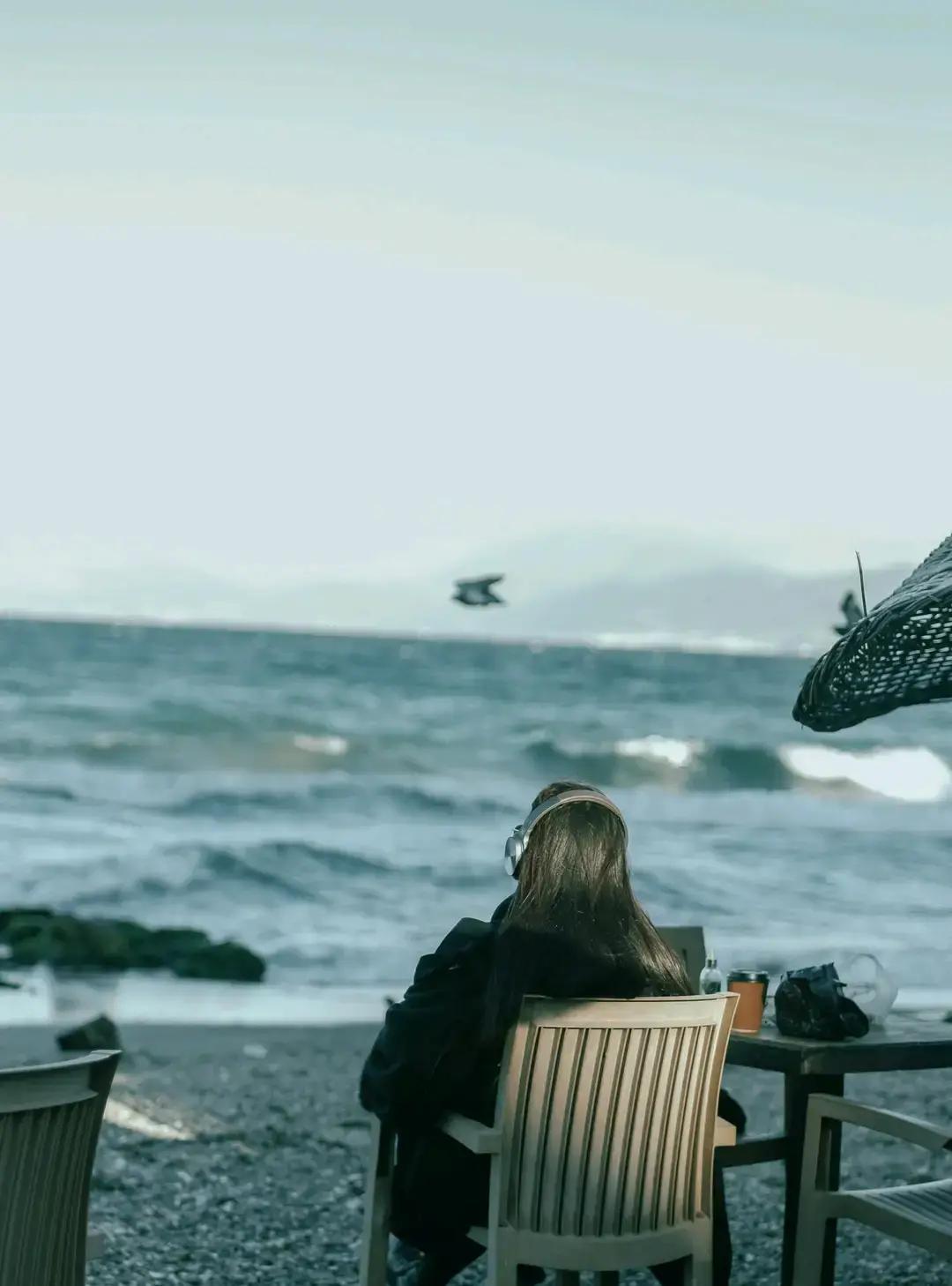 身体比脑子诚实。

每次见完他回家就胃胀，像塞了块石头。

第二天醒来太阳穴突突