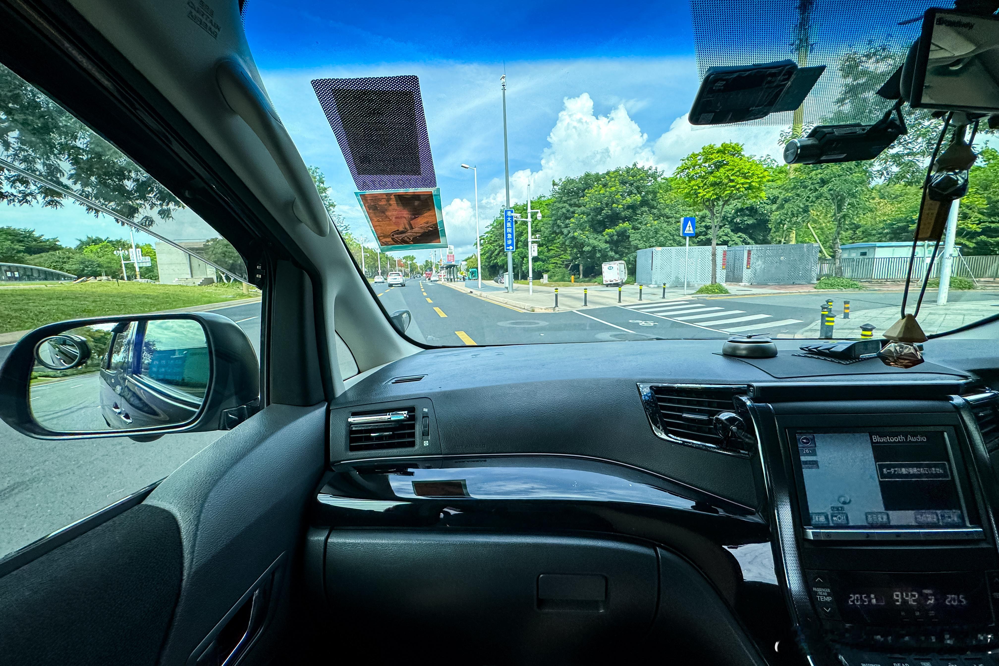 “提车博主”上线，今天排面了，坐着 MPV 去香港提台 MPV，大家能猜到是哪台