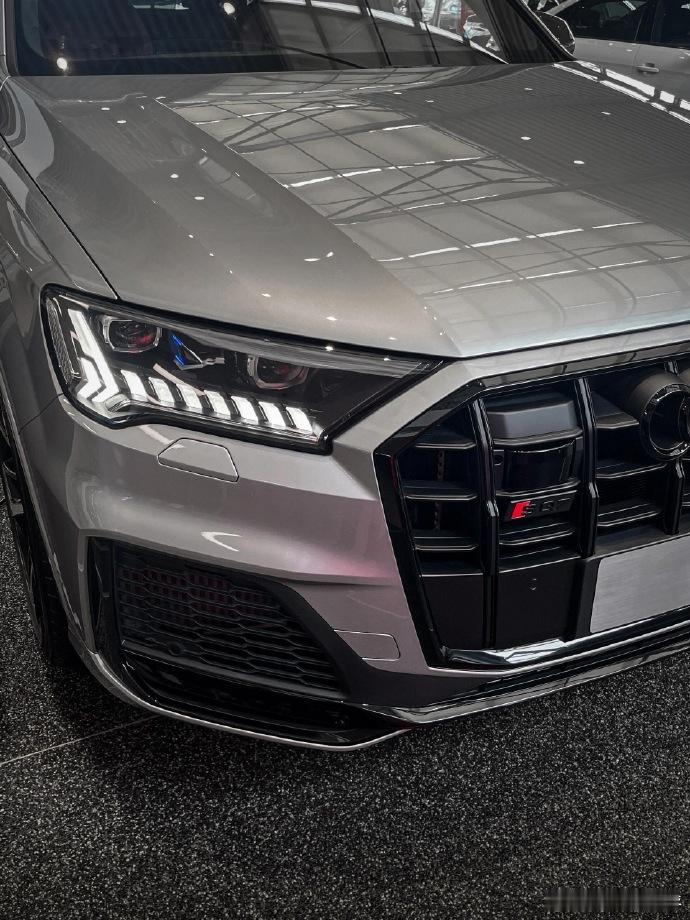 百万级别首选性能SUV 奥迪SQ7 “暗夜骑士版” 4.0T  V8 ​​​