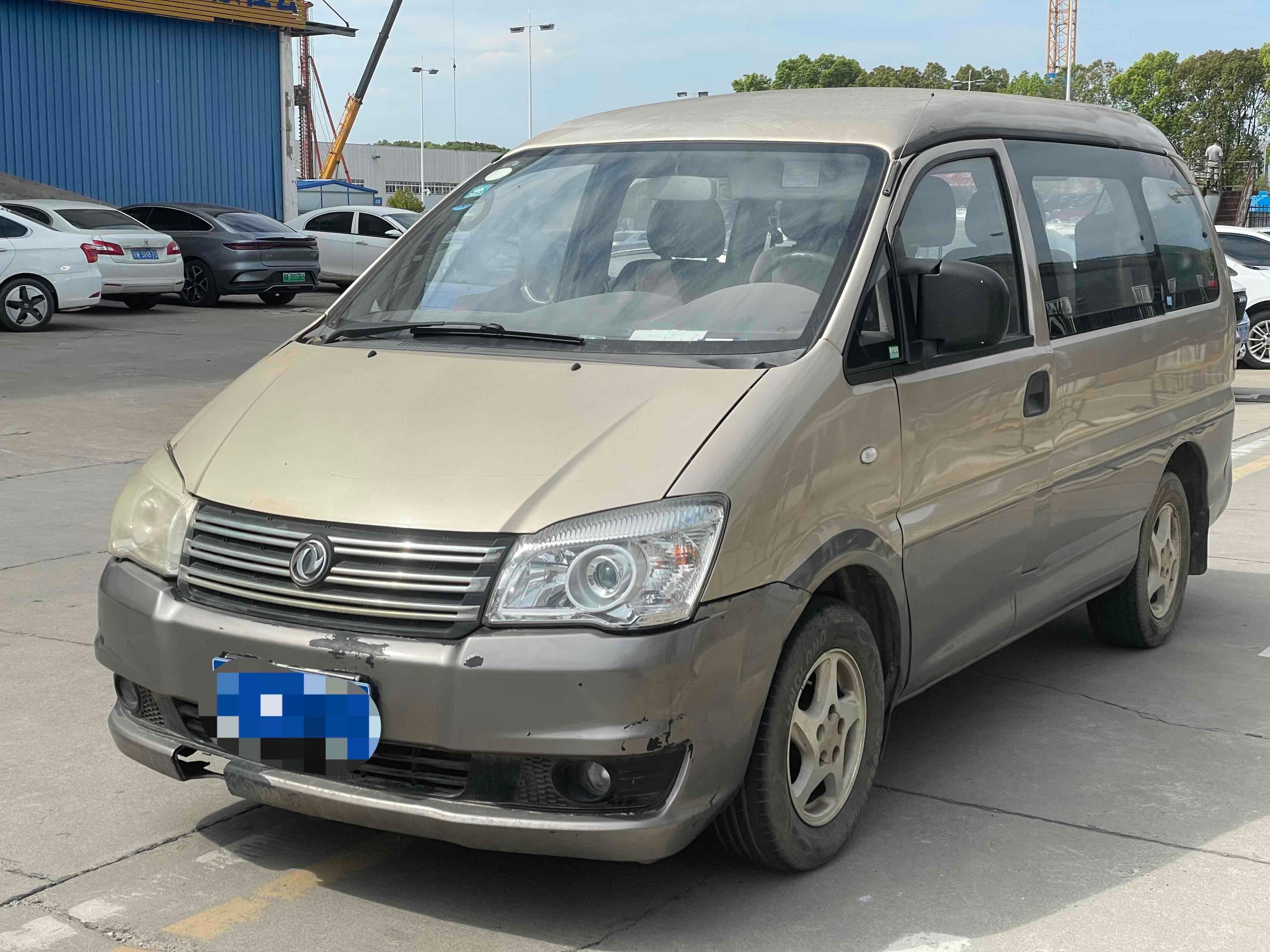 出了一台2015年的东风菱智店里还有两台面包车2016年11月 大金杯 11万公