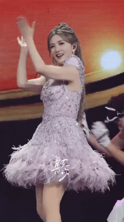 家人们！谢娜演唱会票价上千还喊亏？一开始我也觉得“明星赚钱太容易”，可扒完这账本
