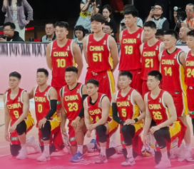 中国日本男篮半决赛裁判全是熟人 诺贾姆去年亚洲杯吹了中国男篮半决赛和决赛，对郭士