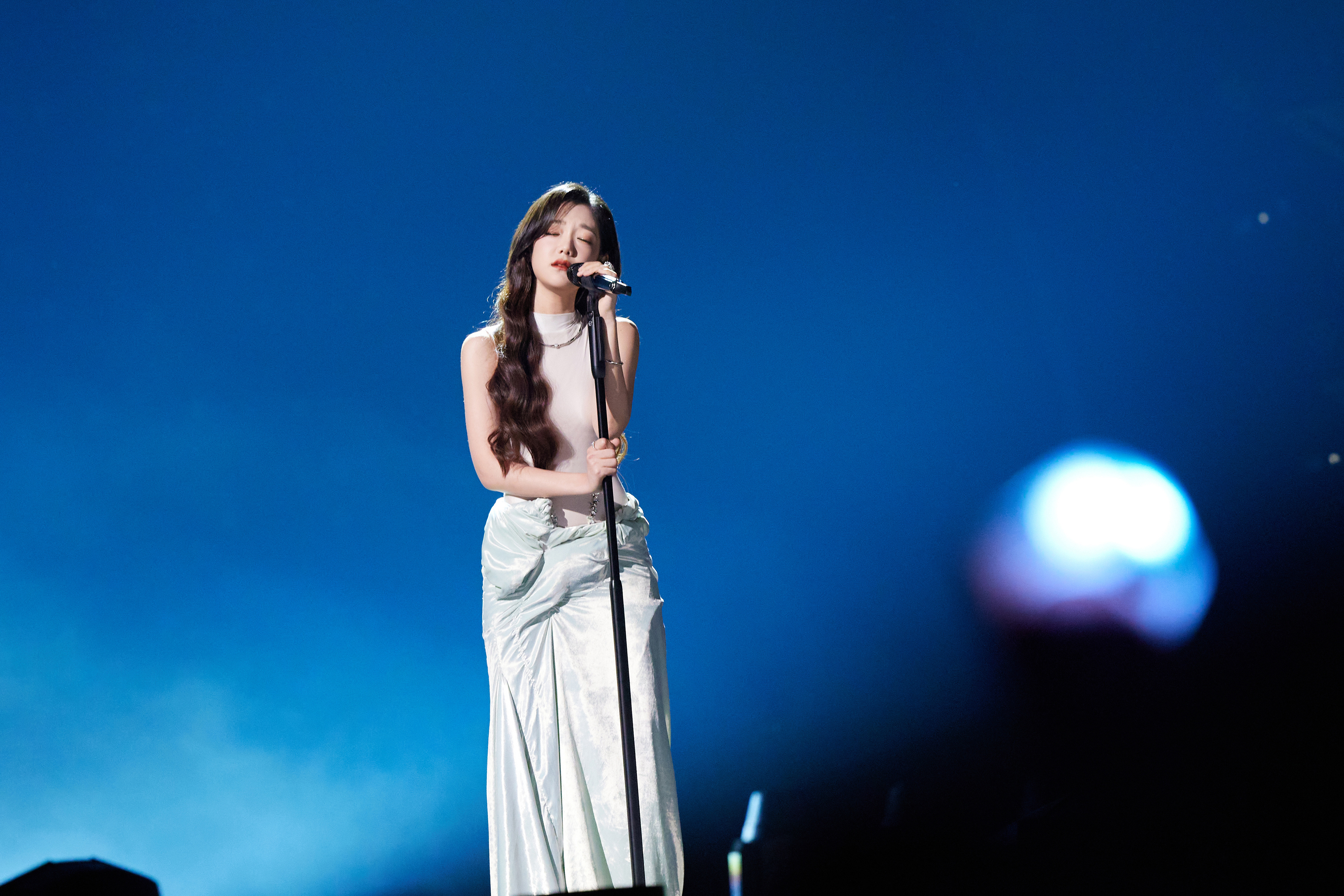 希林娜依·高亮相《声生不息·华流季》第七期舞台造型，上身Peet Dullaer