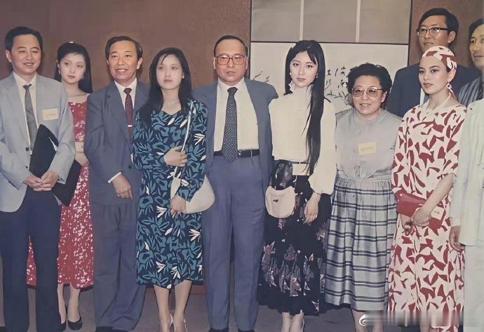 看到陈晓旭1987年在香港宴会上的照片，才知道林黛玉的妆造，完全限制了她的美貌 