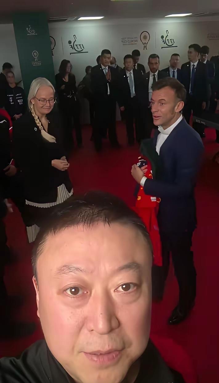 【马克龙搞气氛很有一套，一个动作极速拉近距离】​乒乓外交搞活动，在国际乒联主席的