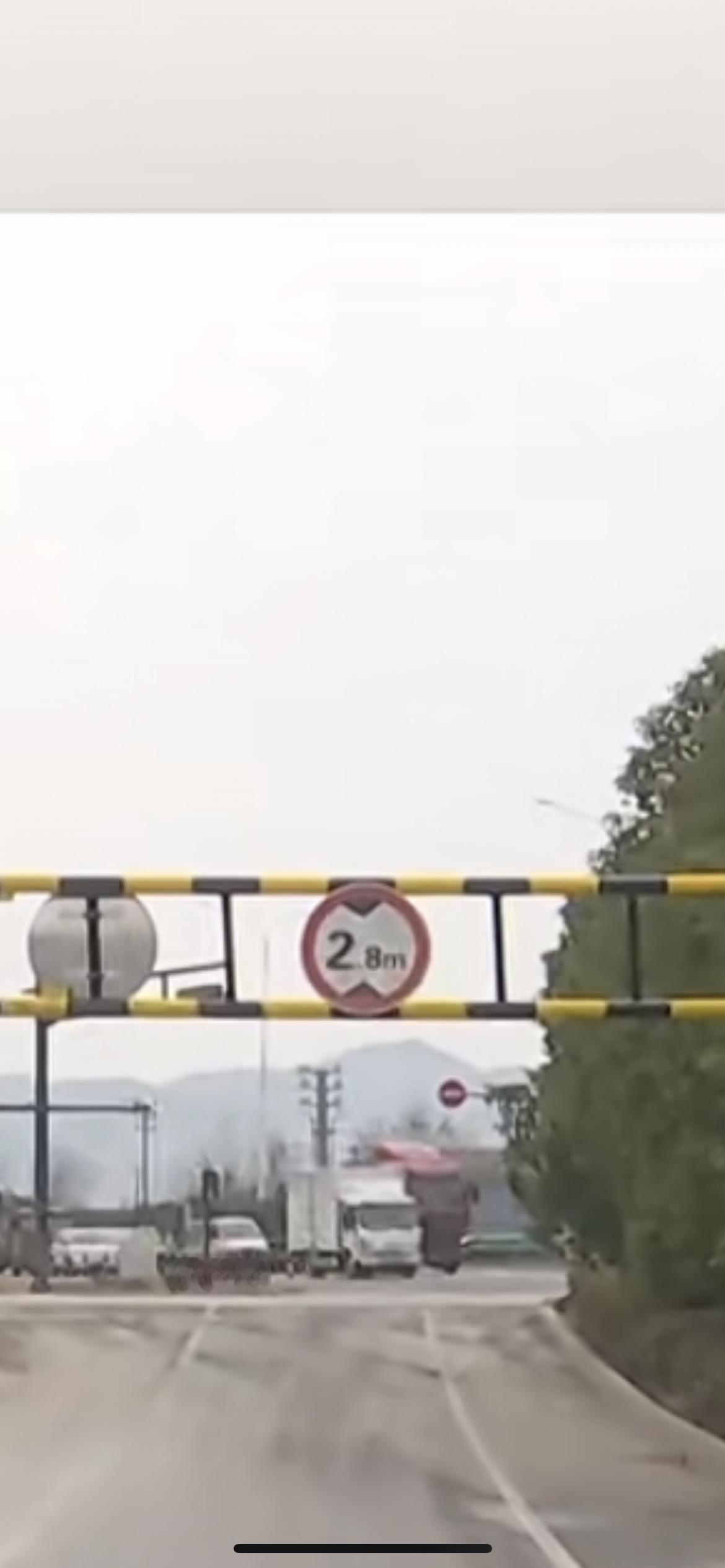 撞断限高杆司机称赔完还要罚款7500，村里：是赔偿！刘先生反映，他开车途径金华东