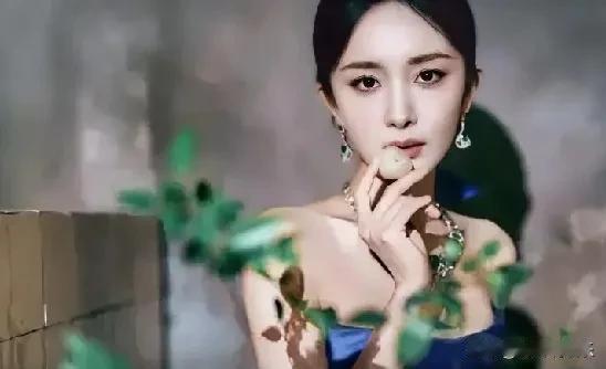 杨幂现身首映礼，化身“美少女”，究竟是怎样的装扮让她隐身于观众之中？
杨幂近日现