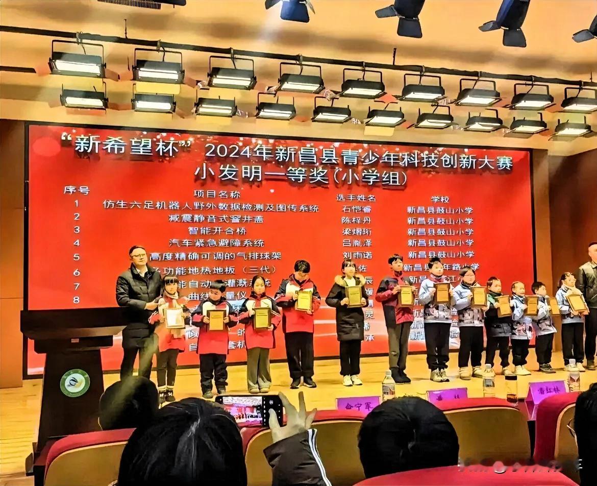 不得不说现在的孩子真聪明
我们以前上学时
学校要我们设计发明东西
那时候就会折个