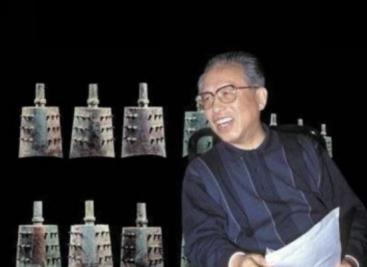 1975年，青铜专家马承源表情凝重地盯着眼前一件青铜器。突然，他在众目睽睽之下把