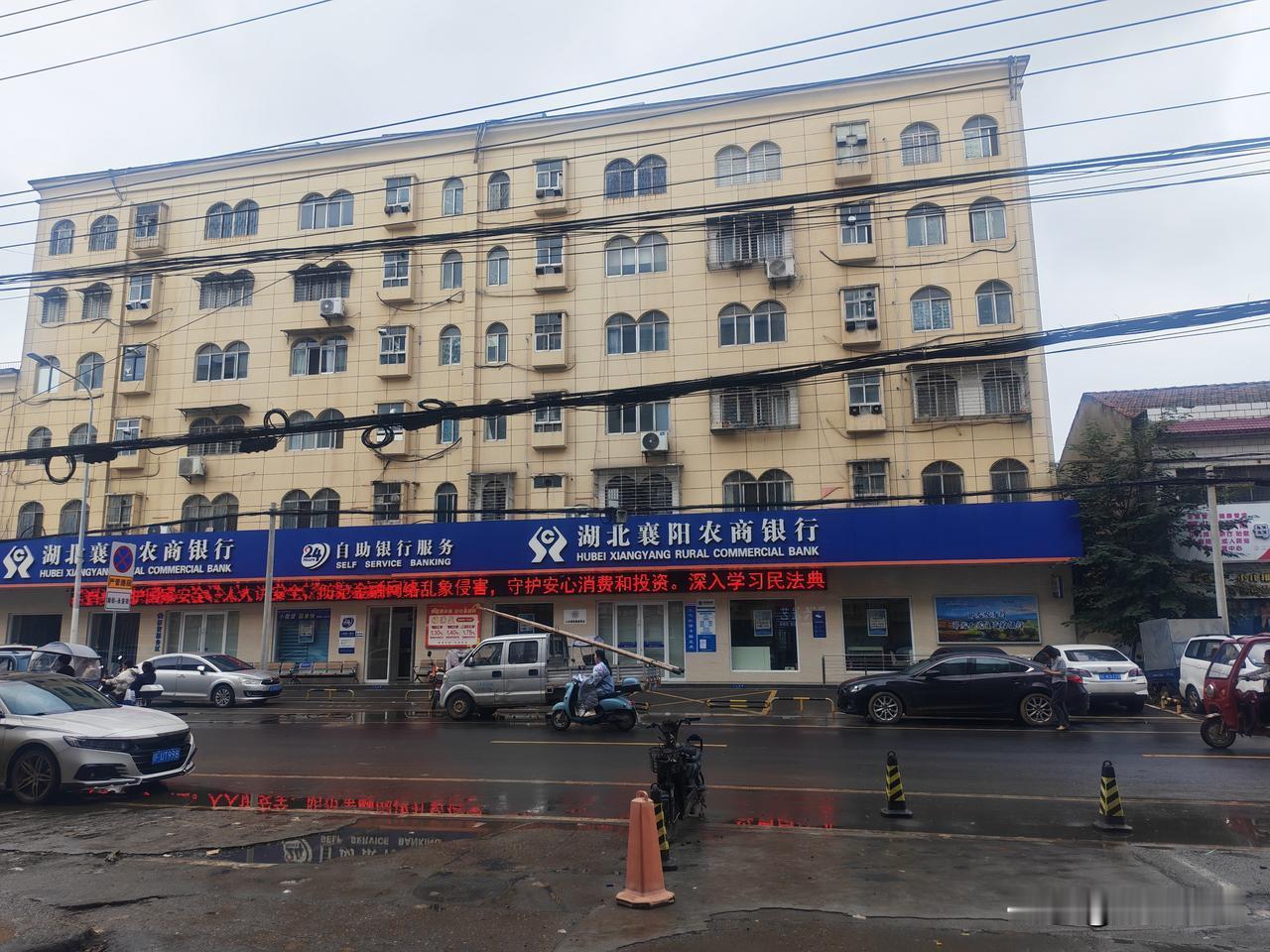 今天回到妻子娘家襄阳，住在卧龙镇一家私人旅店。中饭吃了一个辣椒炒鸡杂，一盘清炒藕