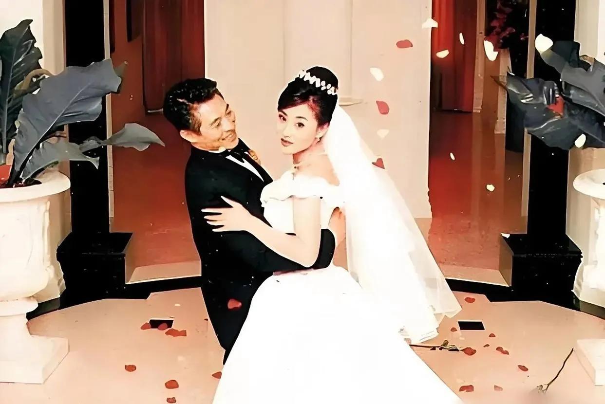 可见李连杰是真的喜欢利智，结婚当日喜悦之情溢于言表。

1999年，功夫皇帝李连