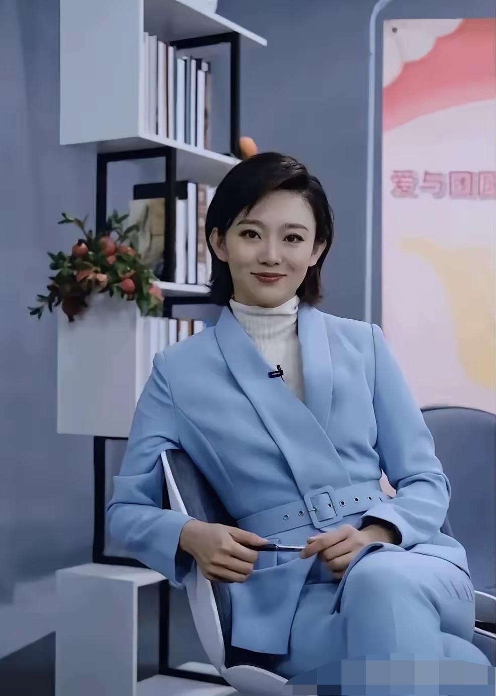 中央美女太多了，这美女比周涛更漂亮。