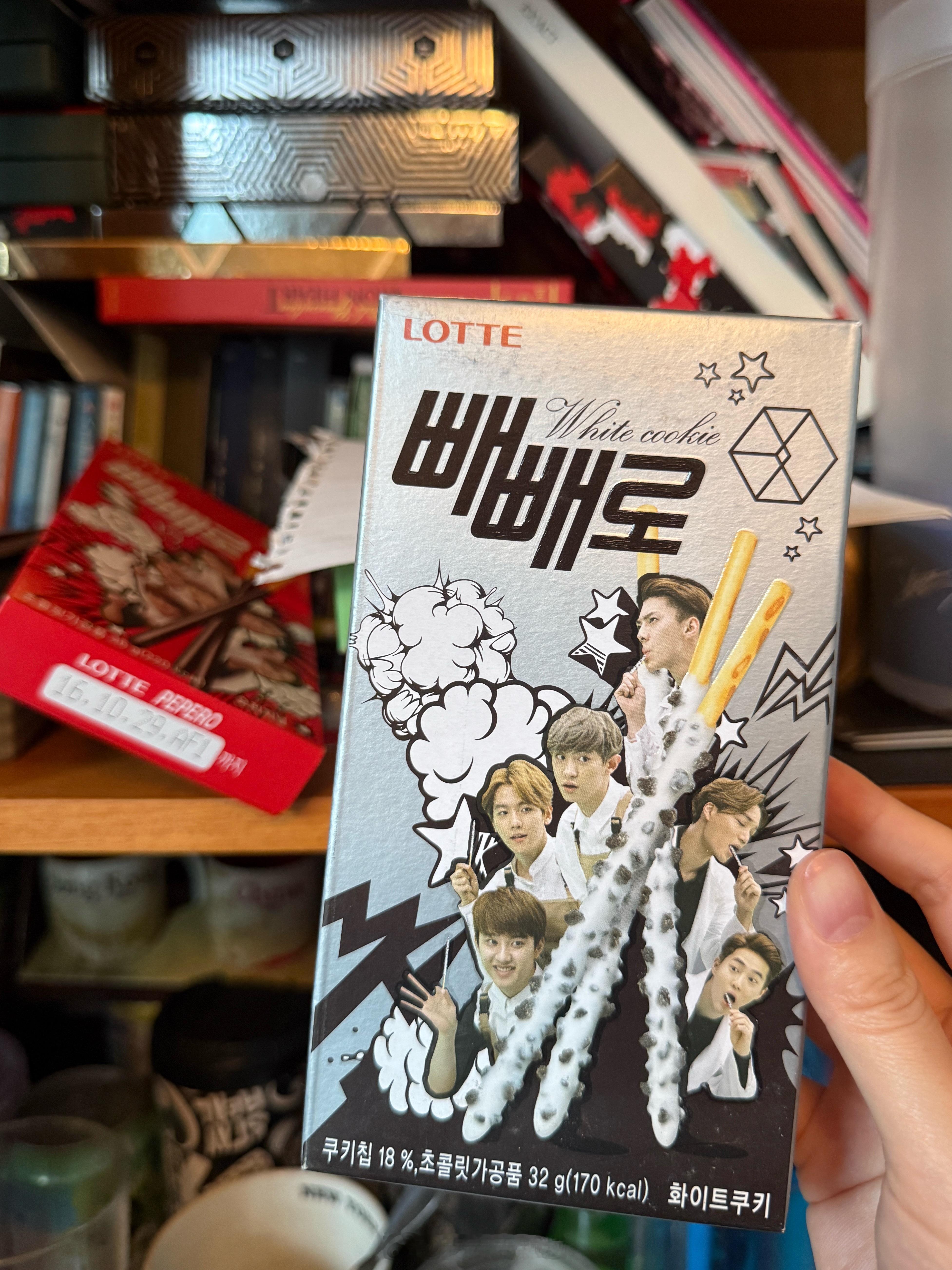 在书柜里发现2016年的exo饼干🙂‍↔️又复活了爱丽姐 ​​​