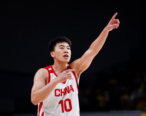 王俊杰目前依然是中国男篮4号位无代餐，今晚手感差点意思，但18分14篮板（11前
