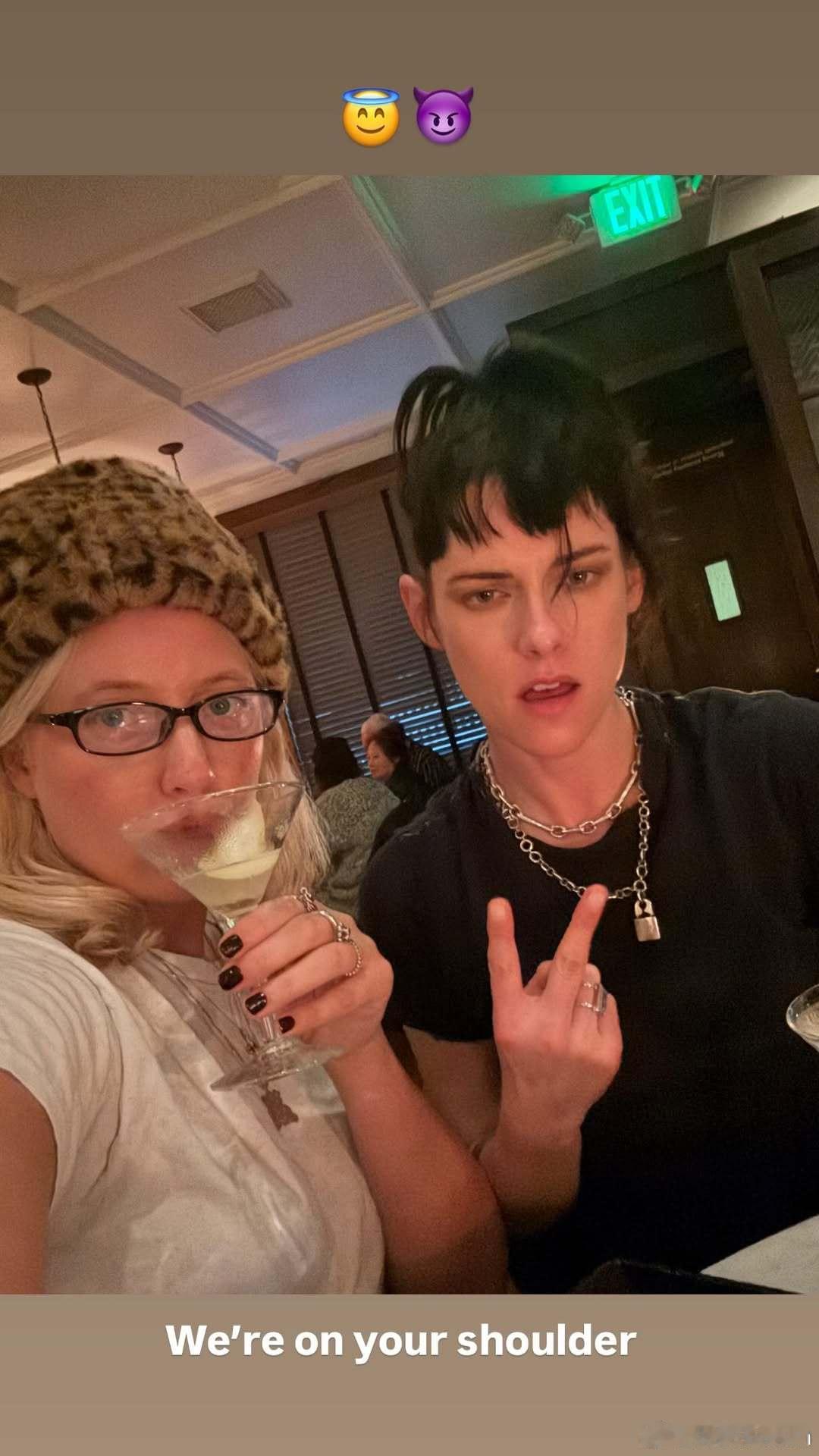 克里斯汀斯图尔特和Suzie的新合影，这个发型...真的很像扎了辫子的西施犬😆