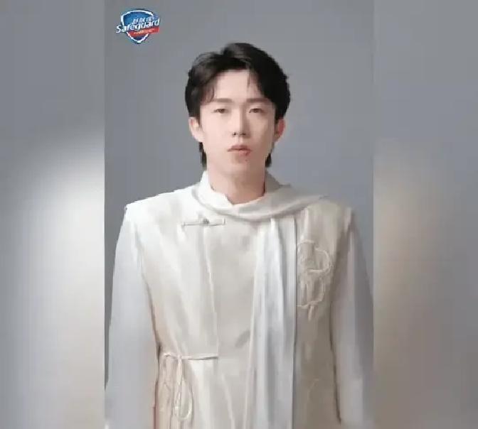 王楚钦不是被热搜推着走，是自己握着方向盘。
微博之夜他握笔写大字，镜头怼脸，他一