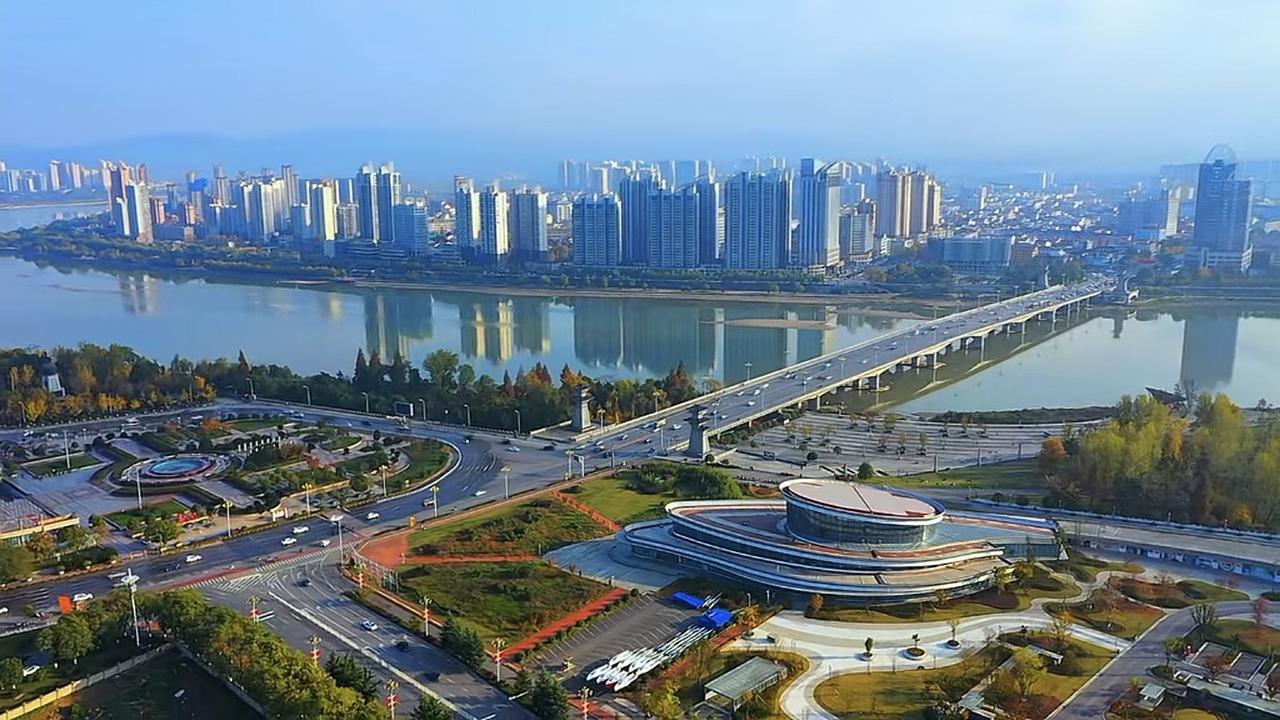 汉中的江景缺少几栋高端写字楼，这样的话就完美了。
其实感觉汉中没有那么着迷建高楼