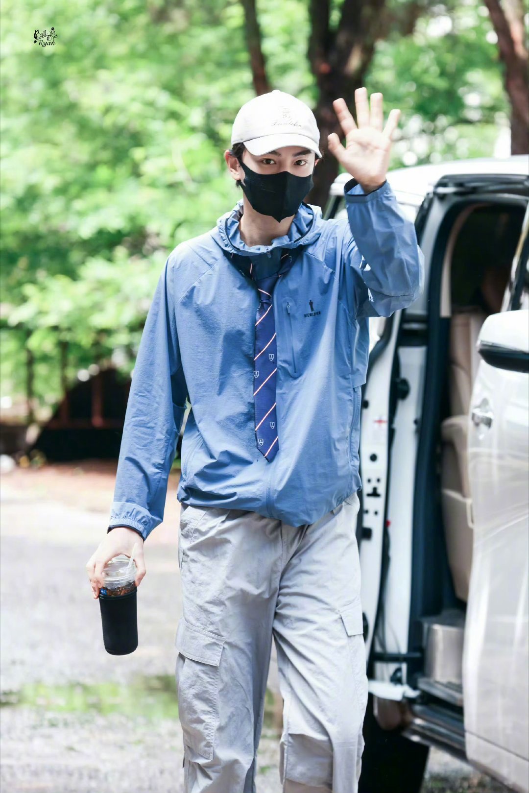 丁禹兮帽子多的可以开店了这个禹兮兮真的太会穿搭了！完全就是潮男来着哇～