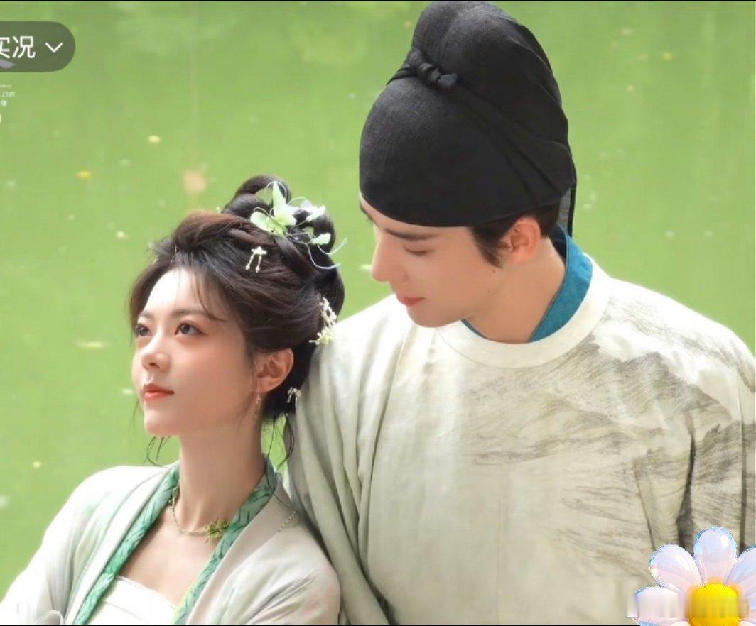 赵今麦躺在王安宇的怀里俊男美女同框，视觉效果太过治愈。赵今麦灵气十足，古装扮相明