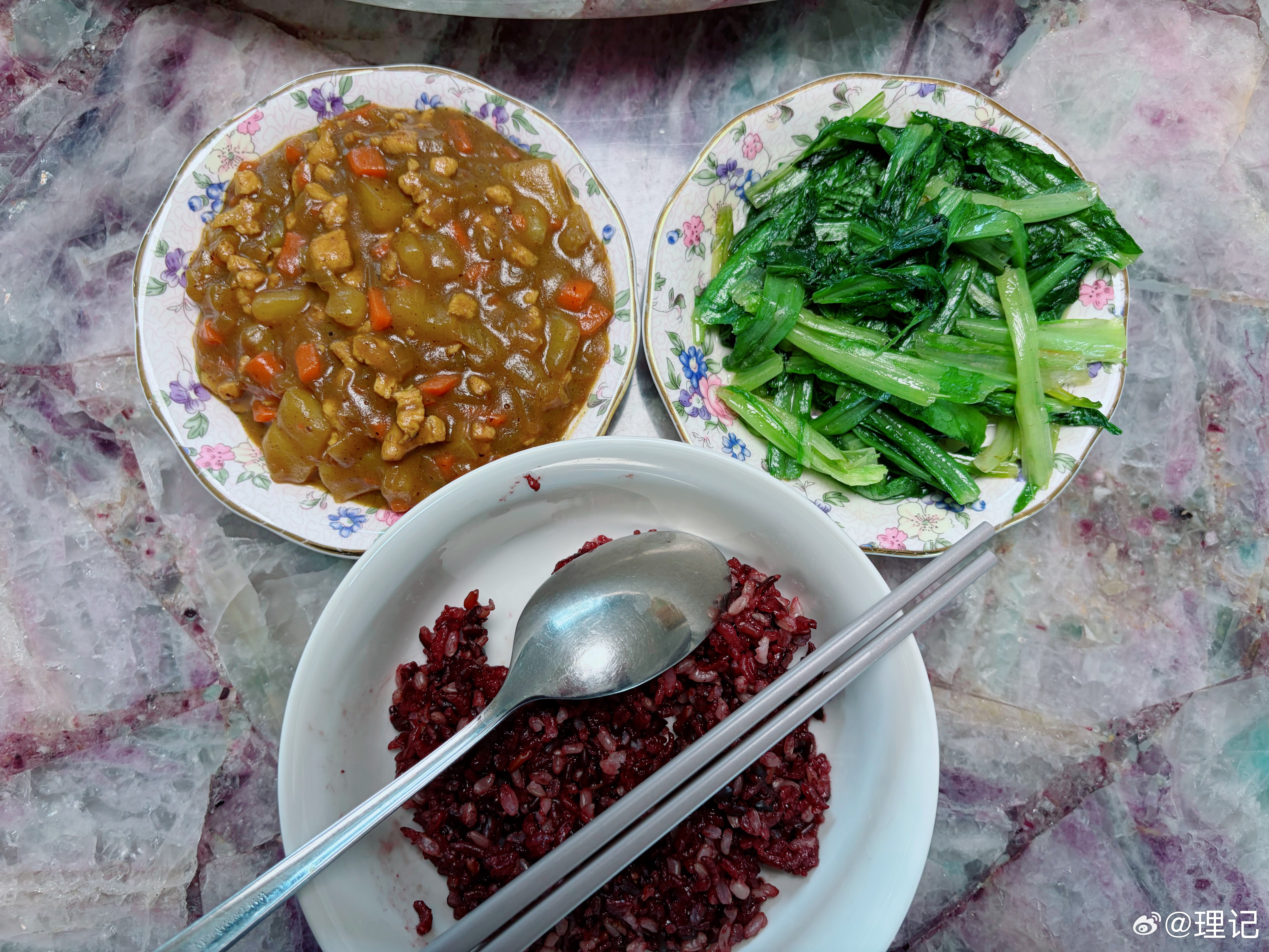 今日午餐，家里做的咖喱饭。100克糙米。一碟咖喱菜，用的日式低脂咖喱，搭配圆葱丁
