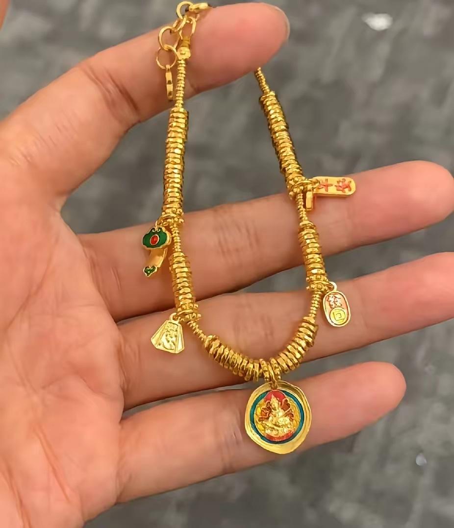 刚刚在停车场捡到的
看起来像是真的…
在阳光下金灿灿的闪闪发光
回顾了一下四周