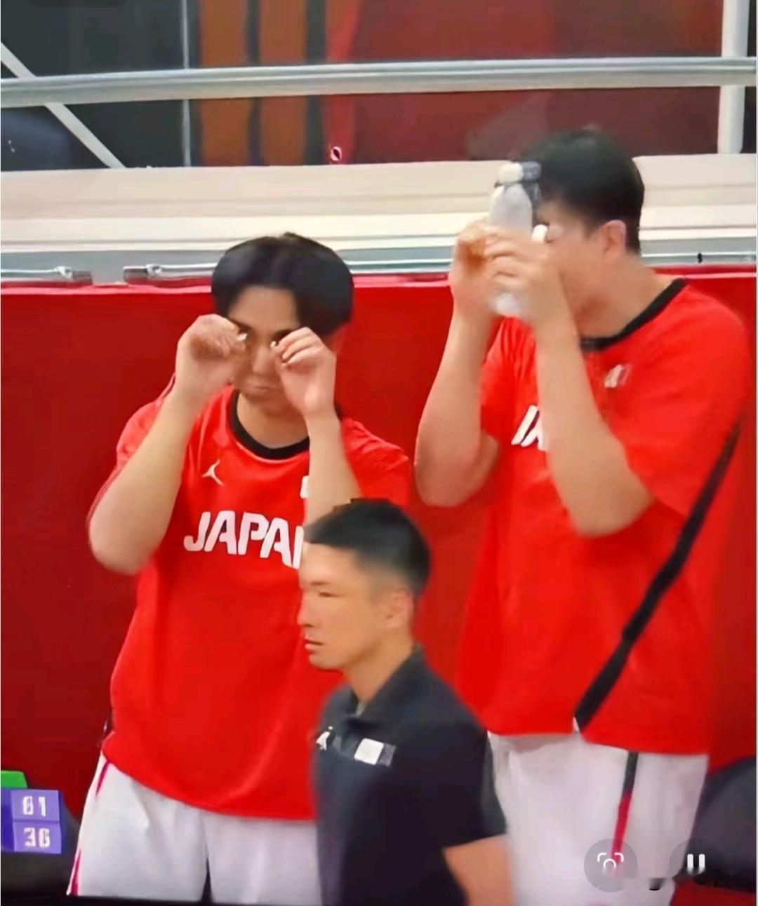 奇耻大辱！中国男篮惨败日本男篮，遭遇日本球员嘲讽。

果真落后就要挨打这句话，放