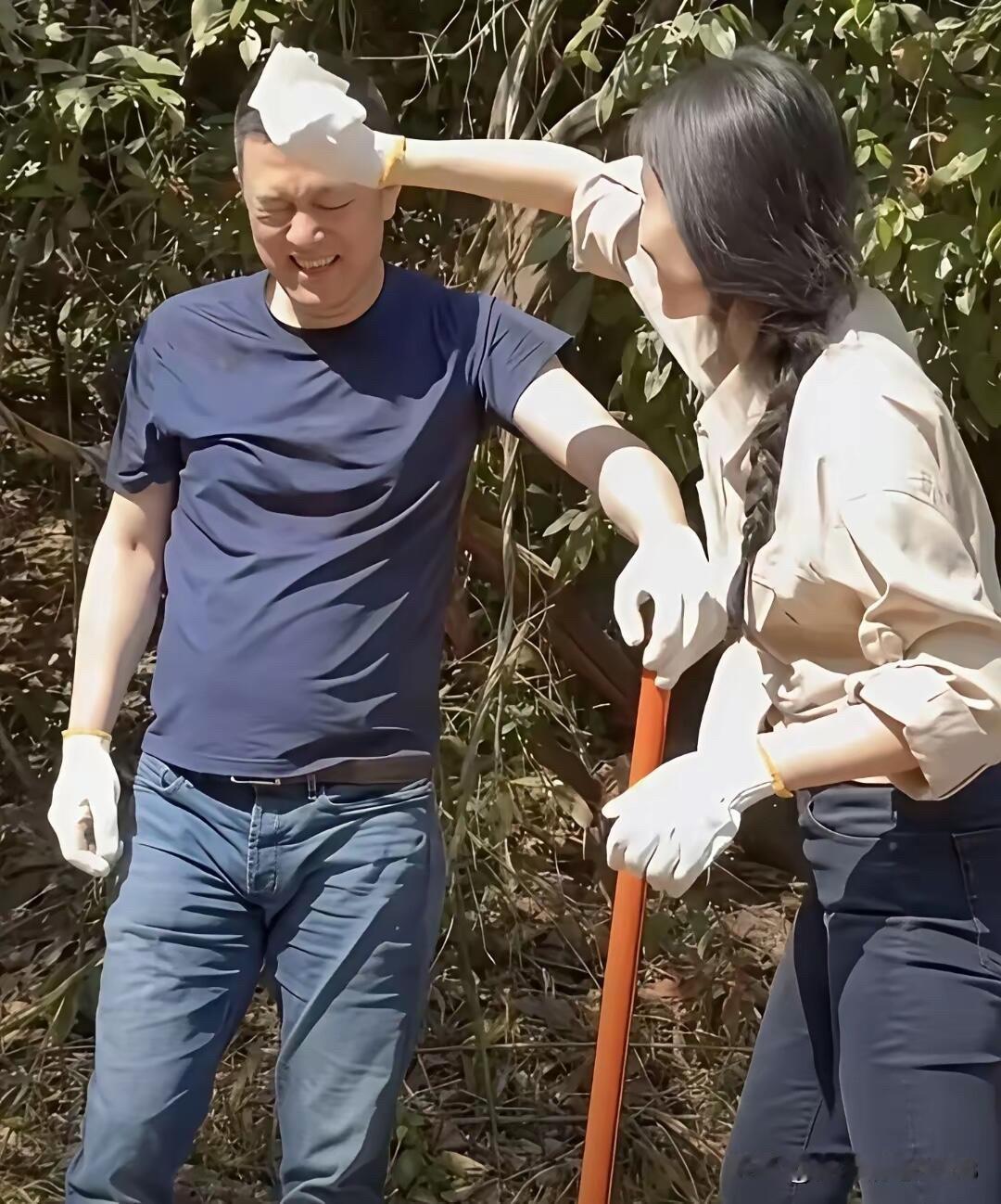 蔚来汽车的老板李斌领着老婆王屹芝一起干农活，他们手上都戴着手套，卖力的干活，没有