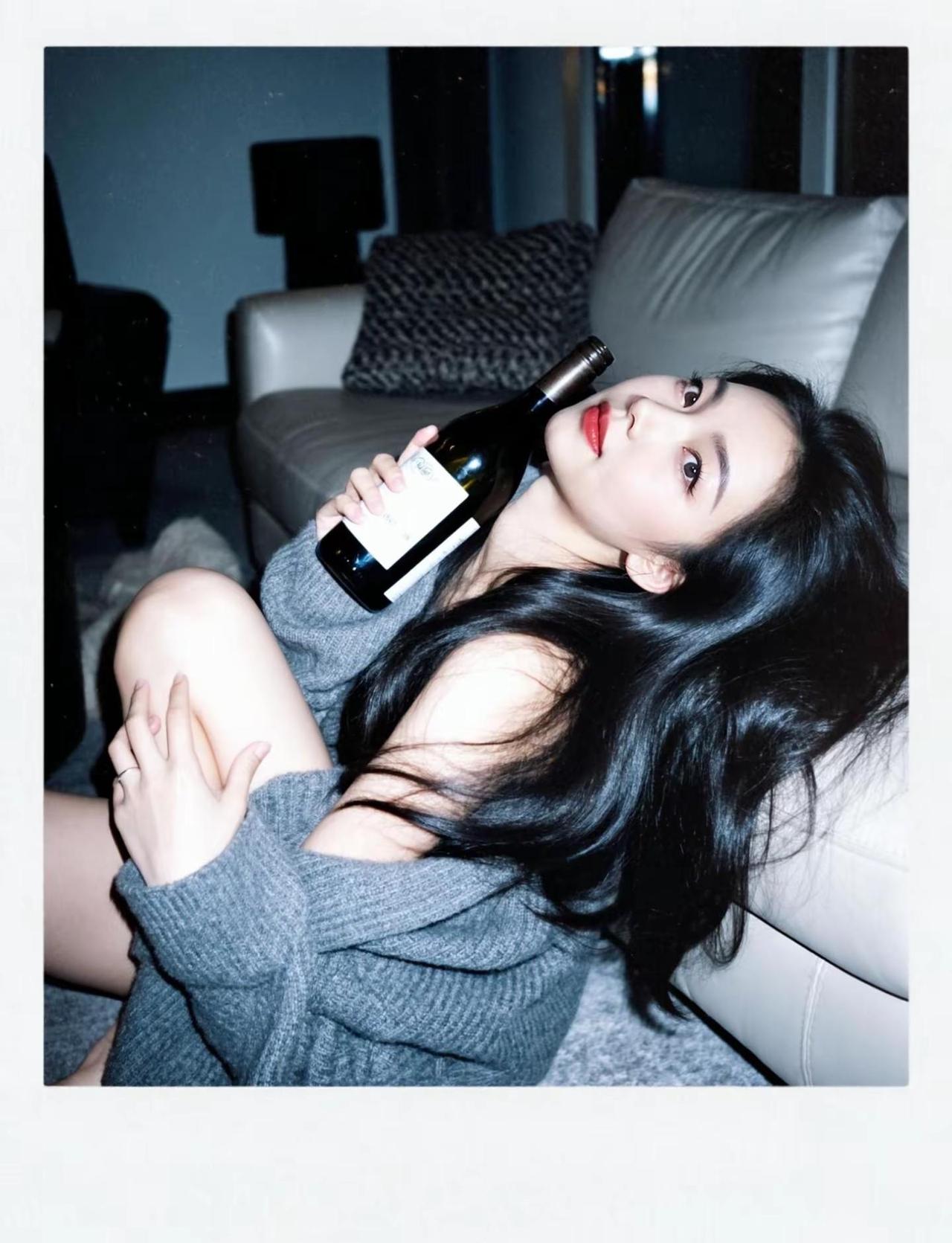 藏不住了，就小酌一杯。成年人的世界，就藏在杯底