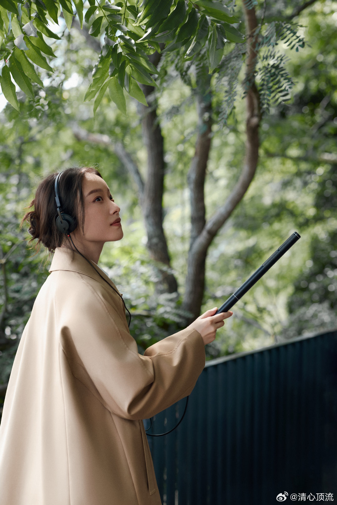 倪妮新大片美我一大跳倪妮的新大片再次让我们领略到了她独特的时尚魅力。她以造型突破