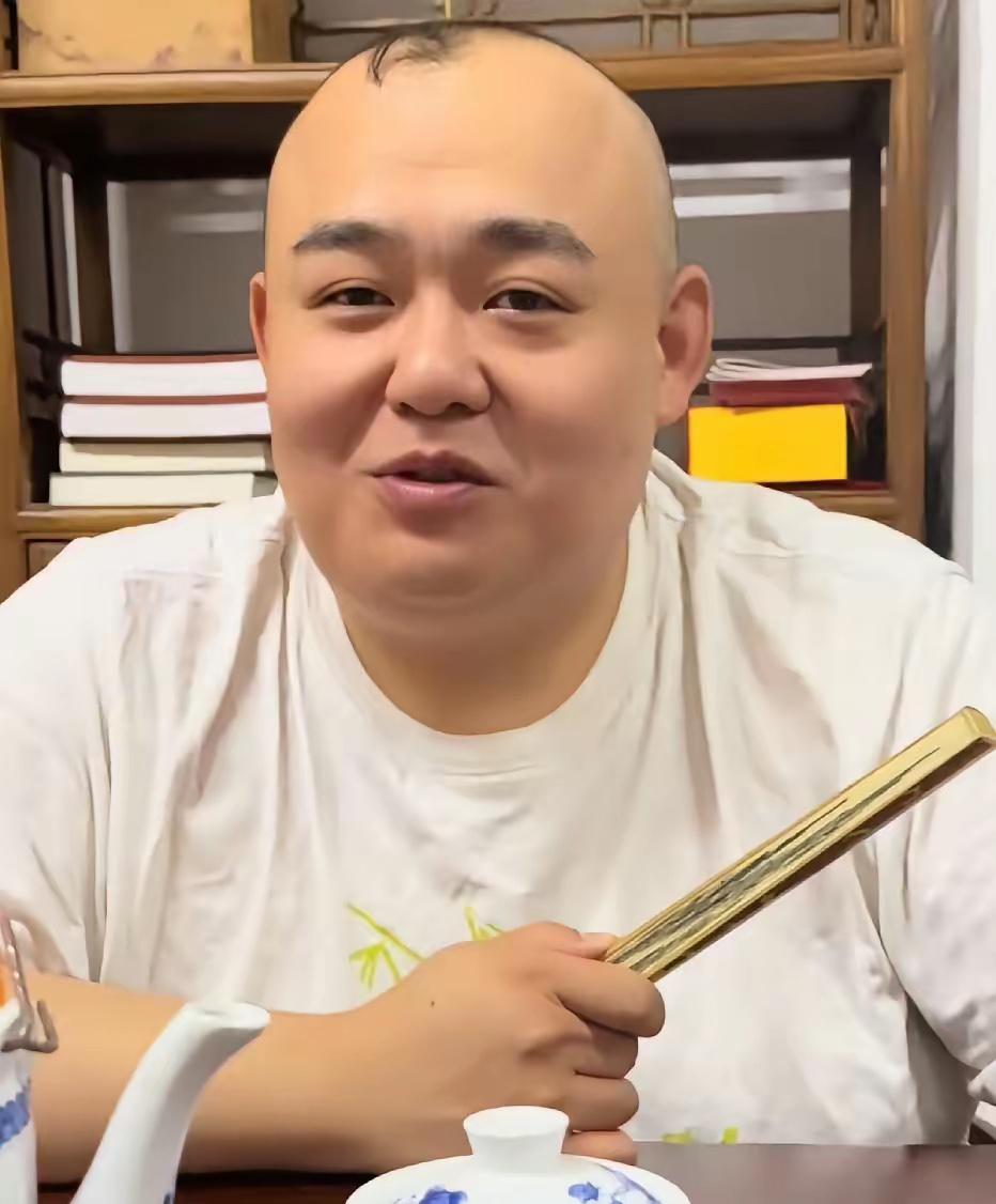 【这几个方面能否看出杨鹤通真的边缘化了吗？
近日，李鹤东正式出任德云社的教导主任