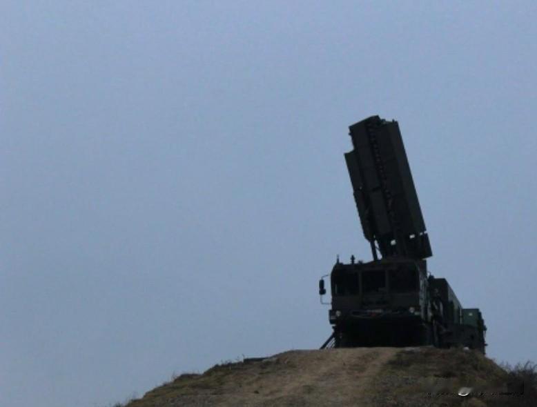 俄军S400防空导弹系统的96L6全高度探测雷达站（VVO）接管了白俄罗斯空中边