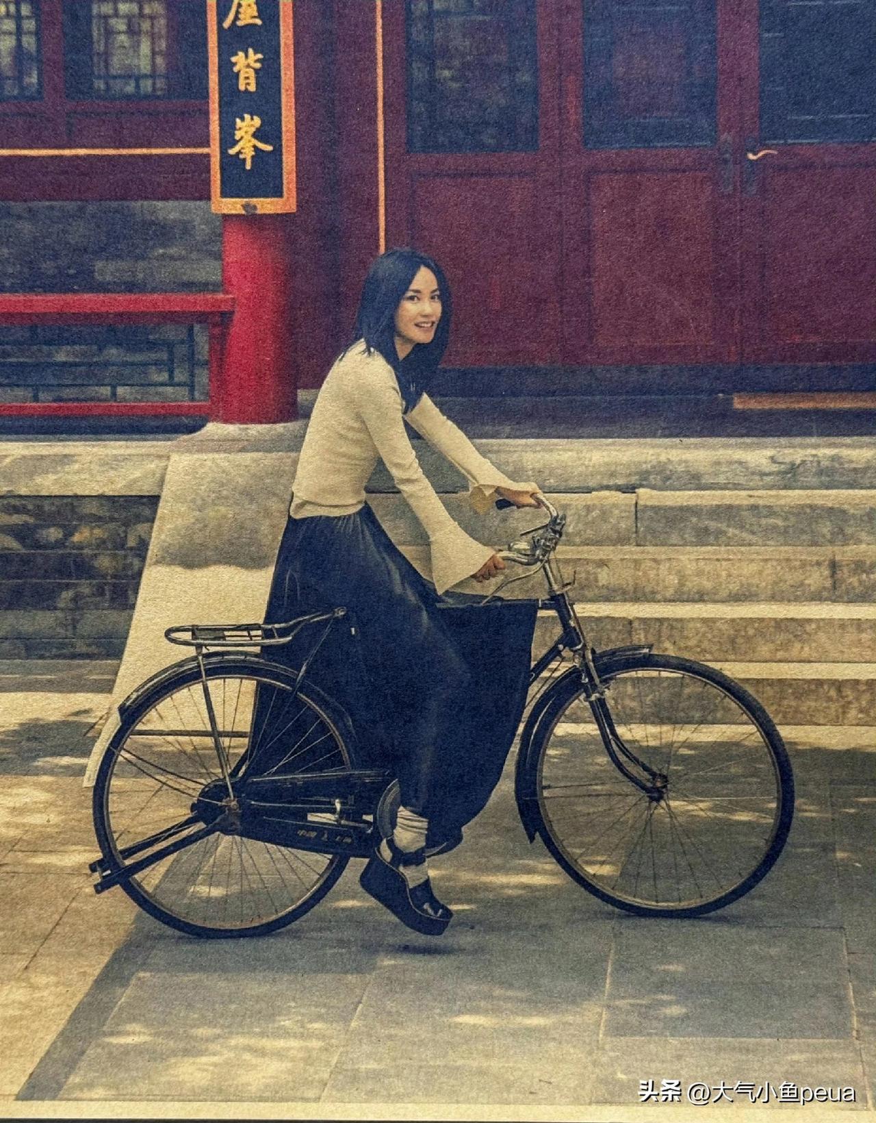 王菲这组展图真是绝了！
骑自行车那张瞬间被击中，清冷又松弛的气质太独特了。
白t