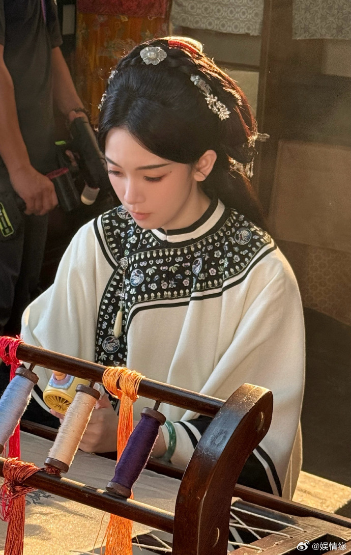 陈瑶我要给你打电话满堂灯笼微光，旗袍美人陈瑶静静伫立，毛披肩衬得身形温婉大气，眉