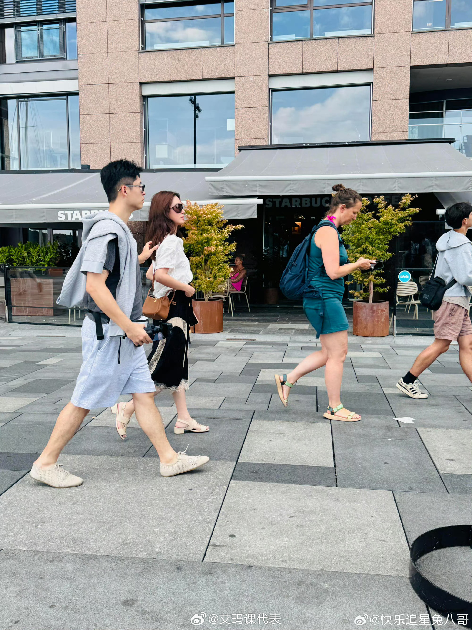 杨采钰和老公挪威度假挪威偶遇杨采钰夫妇 挪威偶遇杨采钰夫妇 