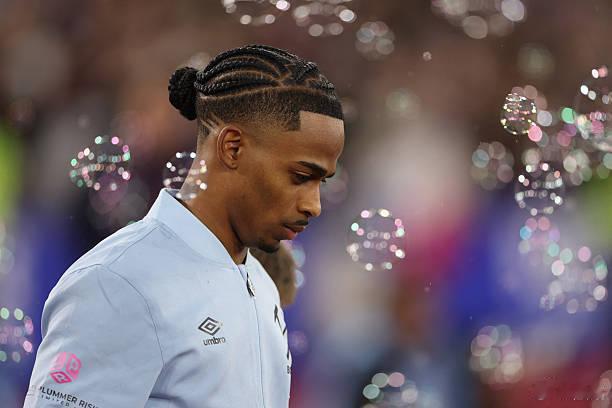 西汉姆联vs伯恩茅斯 范尼出现在了伦敦奥体，他不会接手西汉姆联或者伯恩茅斯，别担