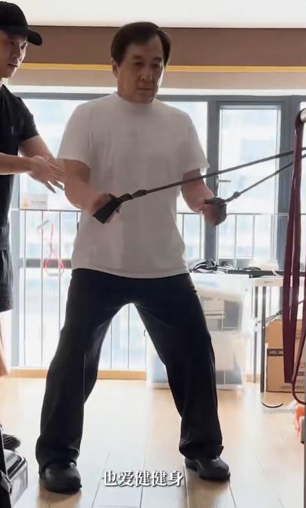 71岁的成龙上了热搜。不是丑闻，比丑闻更震撼。他当着镜头坦然承认了自己有ADHD