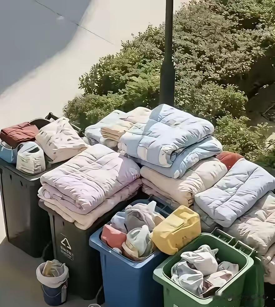每年的毕业季，毕业的操场边上，住校的同学就会处理一大批这样的日用品，好好的被子，