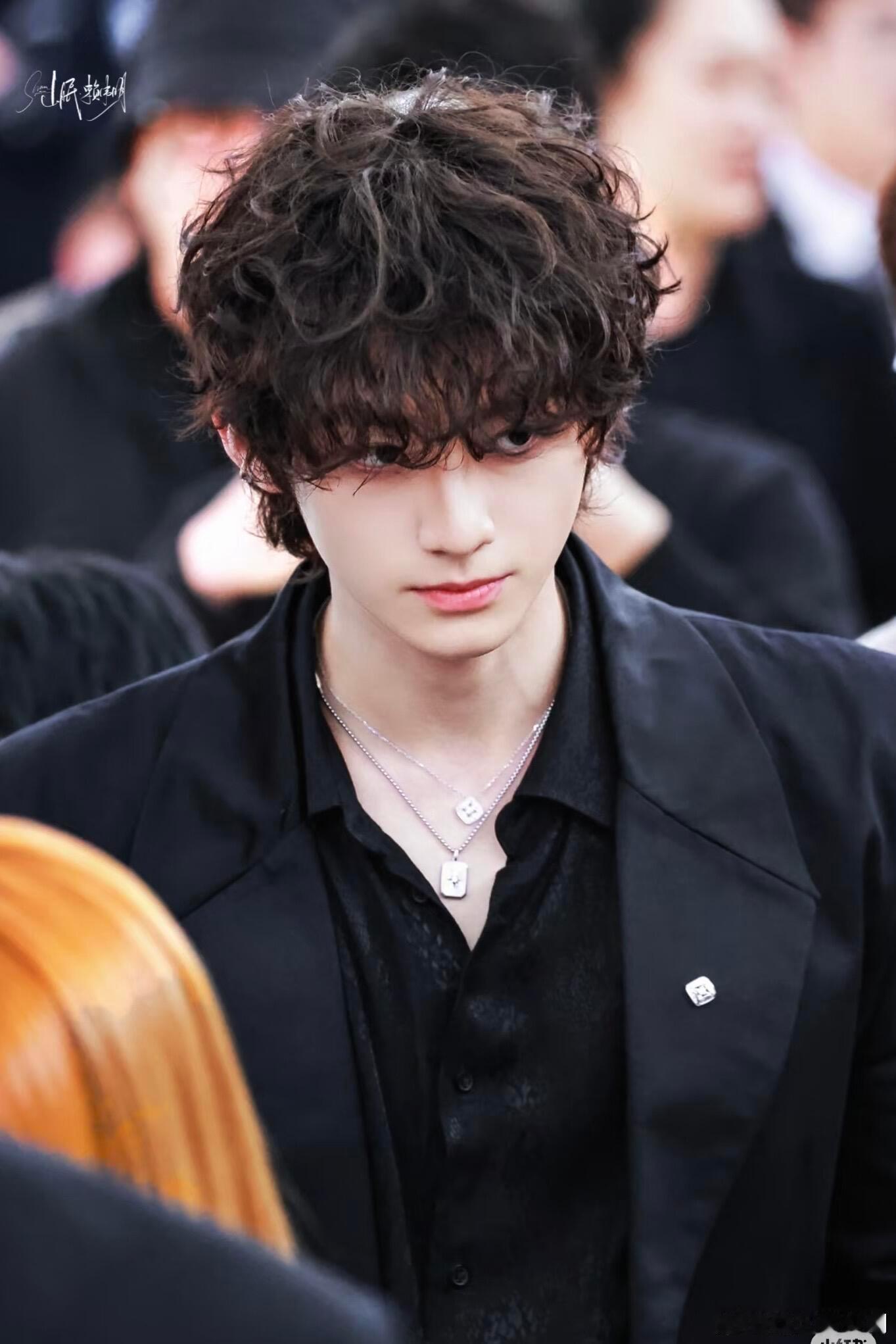 不允许还有人没看到这个牵手名场面！水灵灵的氛围感绝了李雪琴赖伟明就这么水灵灵的牵