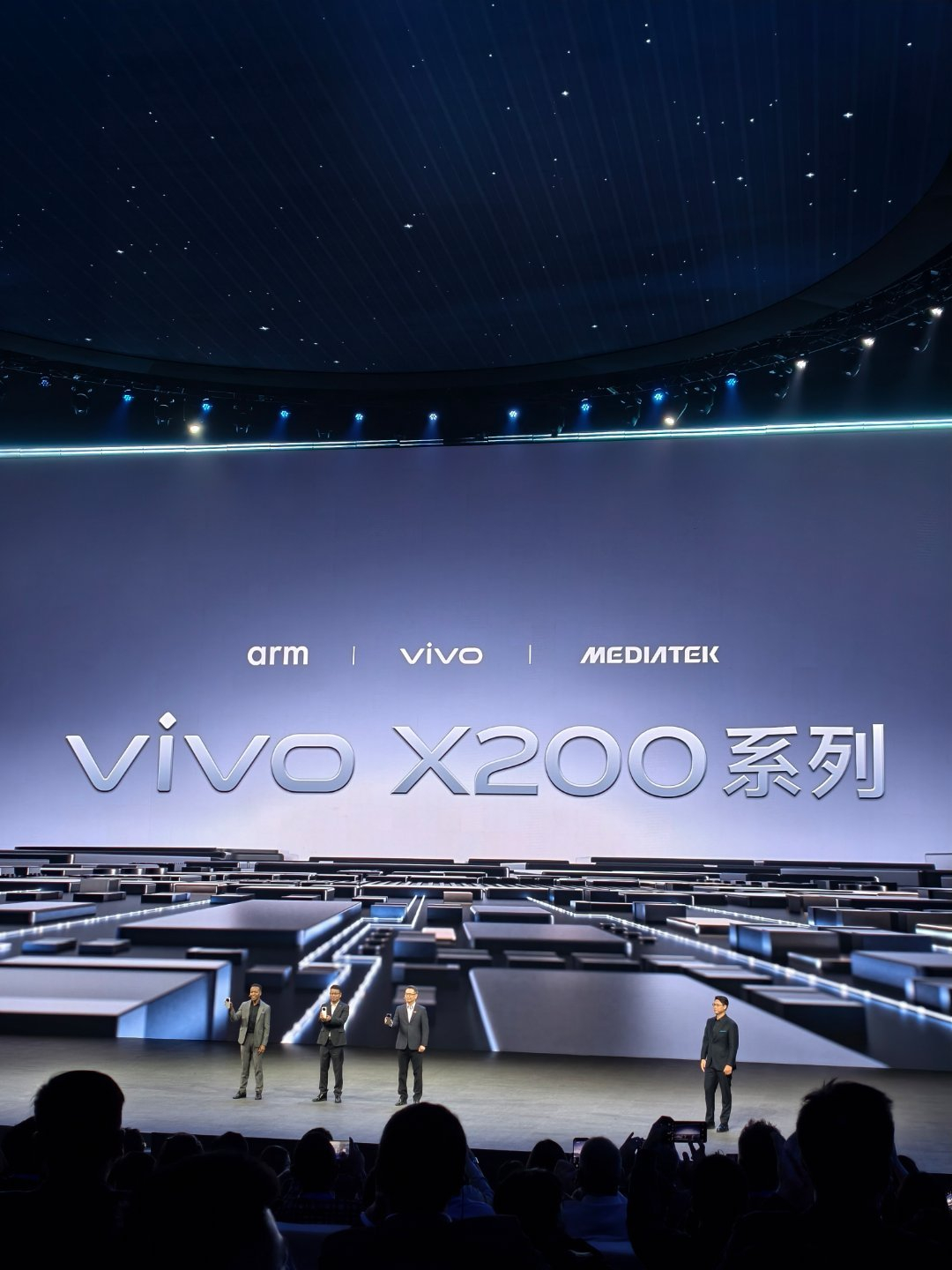 刚扒完vivo这张创新贡献奖，忍不住想聊聊蓝厂这两三年的技术路线。影像这块我就不