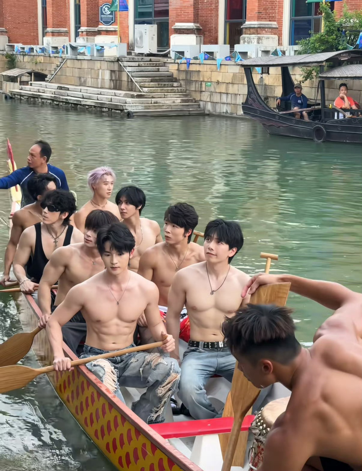 老辈子的气血还是太足了划龙舟才是真正的东方神秘力量 划龙舟不是比力气是比心气，鼓