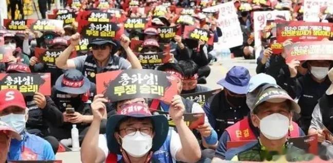 5万人集体罢工！反华总统恐提前下岗回家，谁才是最大赢家？

五万工人集体罢工，韩