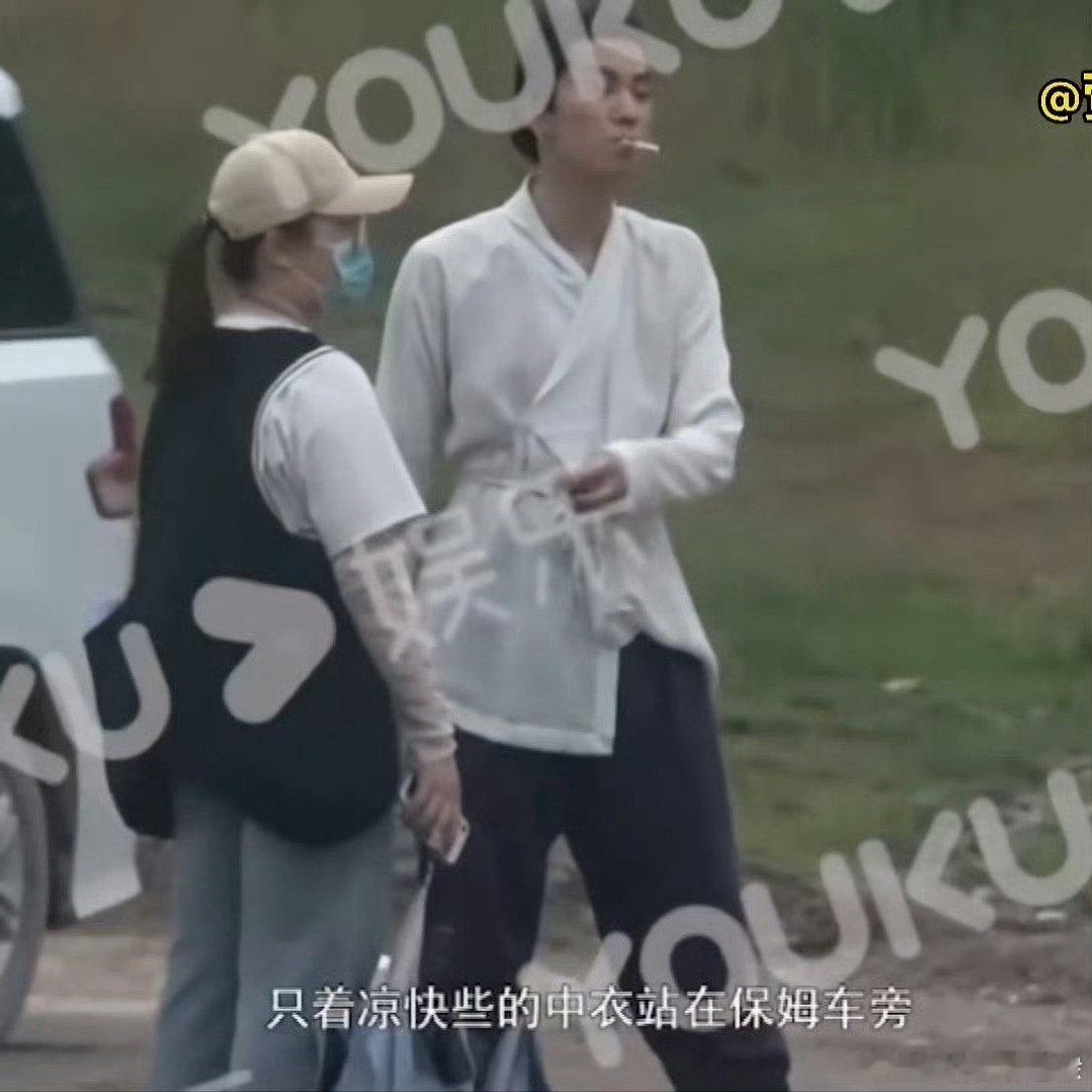 王子奇在片场又是抽烟又是嚼槟榔…粉丝：他吃槟榔声音还是那么软萌[哆啦A梦害怕] 