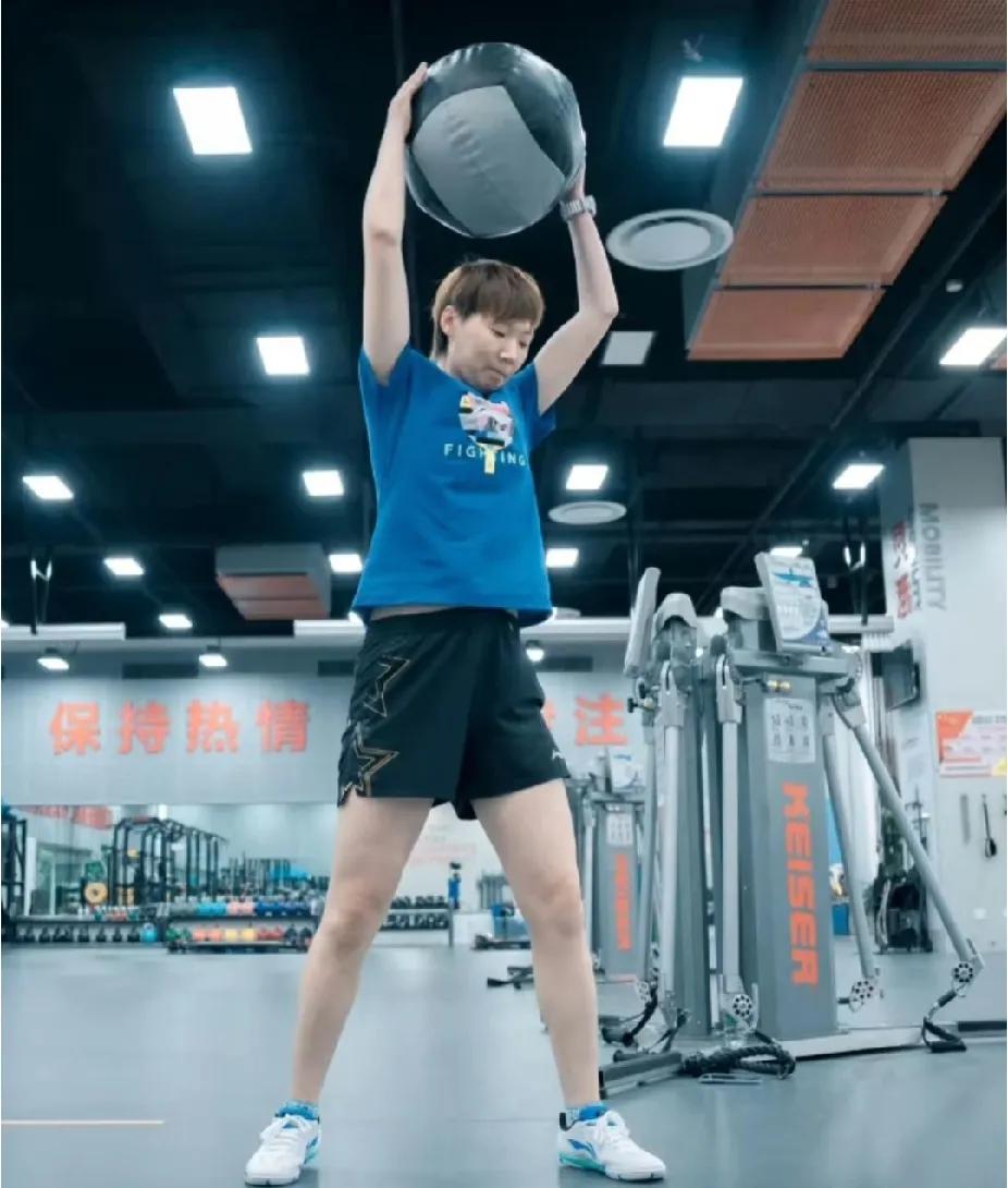 在训练馆里看到曼昱的身影啦💪 举着药球专注训练，每一下都是向着更强的奔赴~赛场